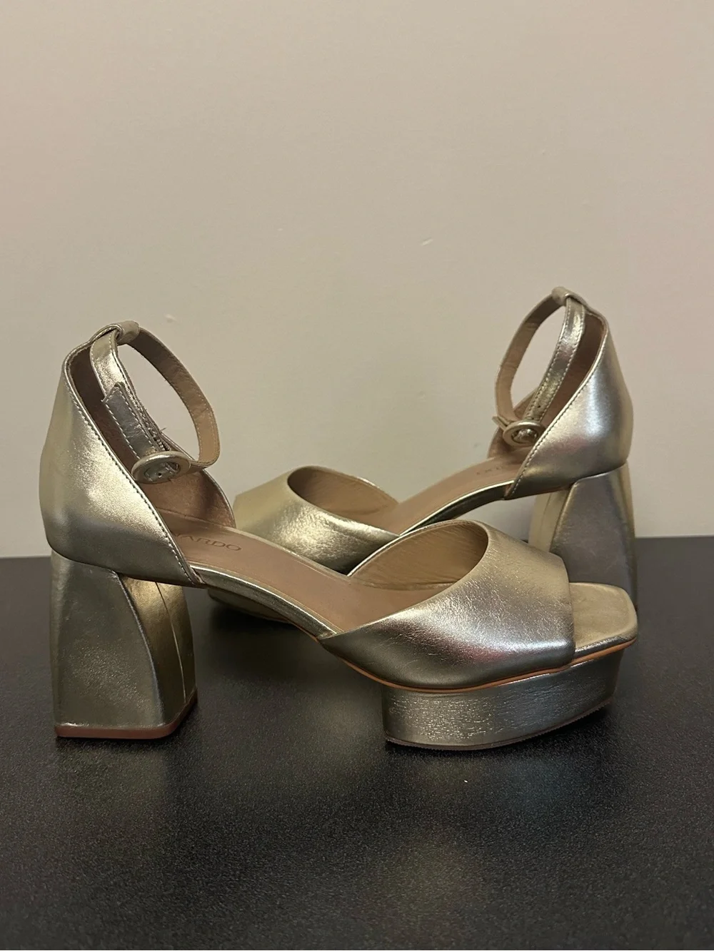 Bernardo Women's Raleigh Metallic Gold Block Heel Platform Sandals Size 8.5 M